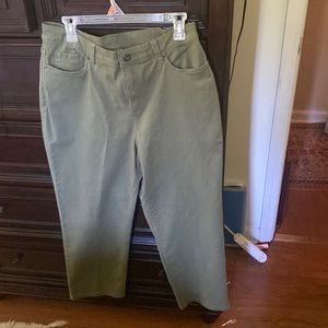 Mom pants which cannot be exchanged.